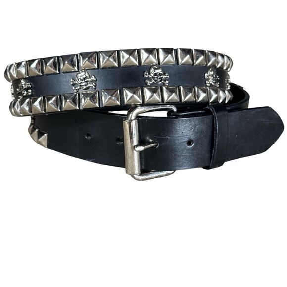 Vintage  HOT TOPIC Silver Pyramid Stud Skulls Black Leather Belt Sz 40 - Picture 1 of 4
